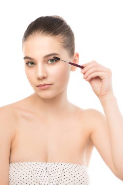 Temiz yüzü ile genç esmer kadın. Kız mükemmel cilt kozmetik fırça uygulamak. Beyaz izole.