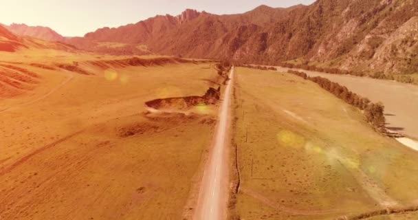 日当たりの良い夏の朝に空中農村部の山岳道路や牧草地。アスファルトハイウェイと川. — ストック動画