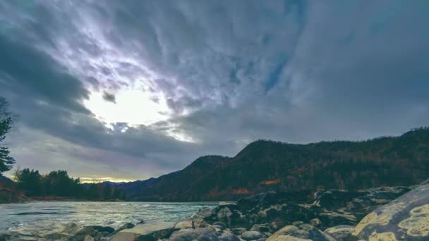 Zeitraffer-Aufnahme eines Flusses in der Nähe des Bergwaldes. riesige Felsen und schnelle Wolkenbewegungen. horizontale Schieberbewegung — Stockvideo