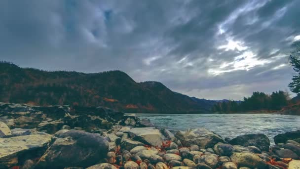 Čas zanikla záběr řeky poblíž horského lesa. Obrovské skály a rychlé mraky movenings. Vodorovný posuvník hnutí — Stock video