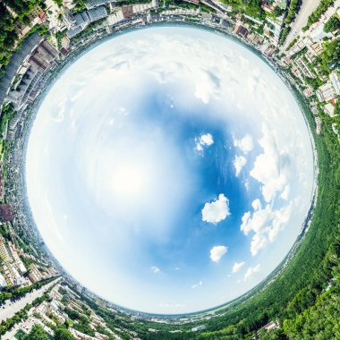 Kesişen yollar, evler, binalar, parklar ve otoparklar olan havacılık şehri manzarası. Güneşli yaz panoramik resmi