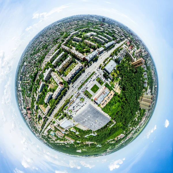 Vista aérea de la ciudad con encrucijadas y caminos, casas, edificios, parques y estacionamientos. Imagen panorámica soleada de verano —  Fotos de Stock