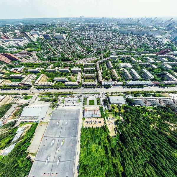 Kesişen yollar, evler, binalar, parklar ve otoparklar olan havacılık şehri manzarası. Güneşli yaz panoramik resmi