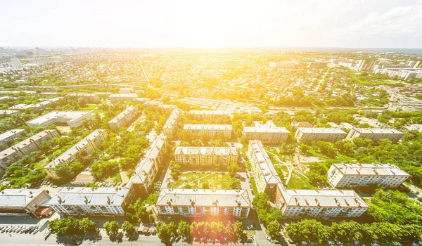 Kesişen yollar, evler, binalar, parklar ve otoparklar olan havacılık şehri manzarası. Güneşli yaz panoramik resmi