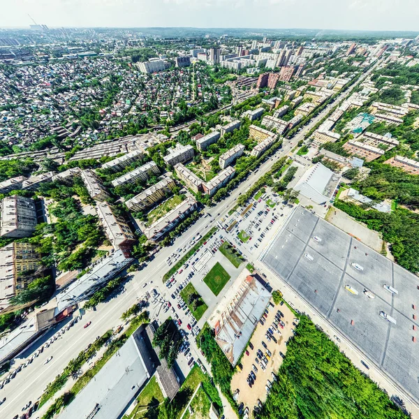 Kesişen yollar, evler, binalar, parklar ve otoparklar olan havacılık şehri manzarası. Güneşli yaz panoramik resmi
