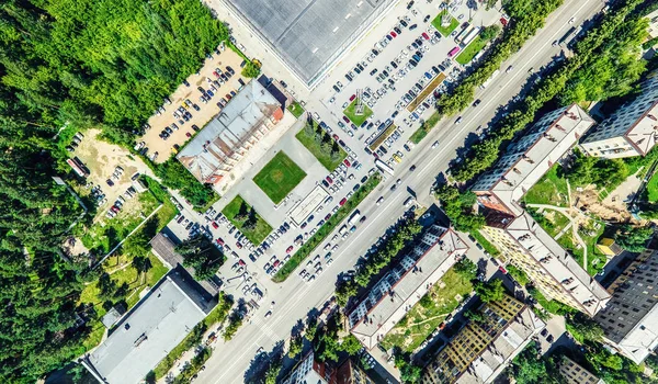Kesişen yollar, evler, binalar, parklar ve otoparklar olan havacılık şehri manzarası. Güneşli yaz panoramik resmi