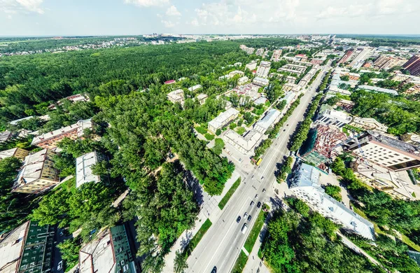 Widok z lotu ptaka na skrzyżowanie dróg i dróg, domy, budynki, parki i parkingi. Słoneczny letni panoramiczny obraz — Zdjęcie stockowe