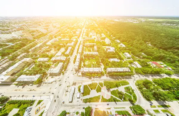 Widok z lotu ptaka na skrzyżowanie dróg i dróg, domy, budynki, parki i parkingi. Słoneczny letni panoramiczny obraz — Zdjęcie stockowe