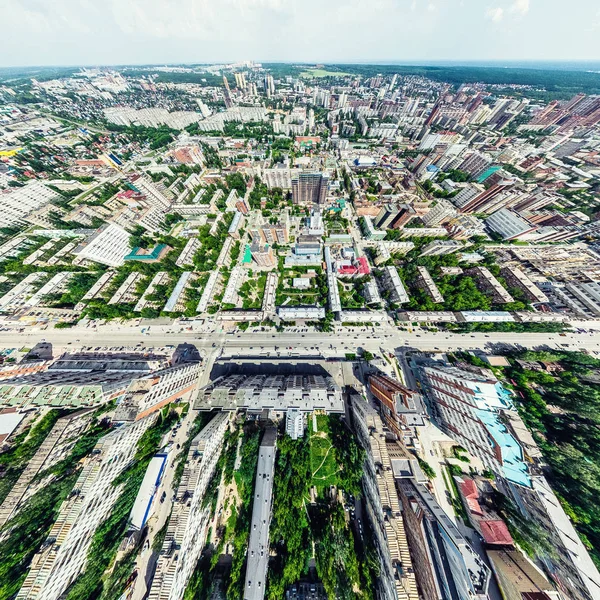 Uitzicht op de stad vanuit de lucht met kruispunten en wegen, huizen, gebouwen, parken en parkeerplaatsen. Zonnige zomer panoramisch beeld — Stockfoto