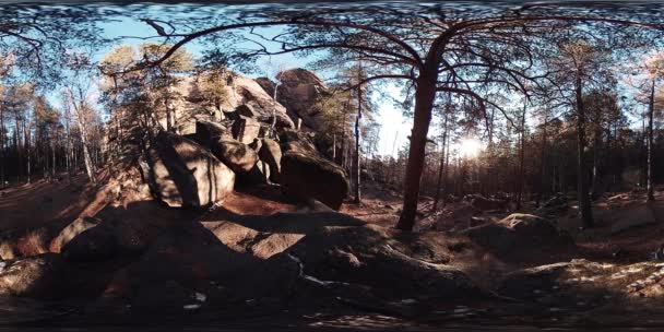 4K 360 VR Réalité virtuelle d'une belle scène de montagne à l'automne. Montagnes sauvages de Sibérie. — Video