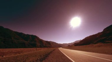 Yaz ya da sonbahar günbatımında gün batımında dağ yolu zamanı. Vahşi doğa ve kırsal alan.
