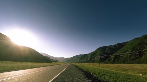 Часовий пояс гірської дороги в літній або осінній час заходу сонця. Дика природа та сільське поле . — стокове відео