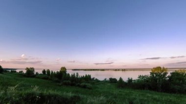 Okyanus kıyısı ve çimen çayırı yaz ya da sonbahar mevsiminde zaman kaybıdır. Vahşi doğa, deniz kıyısı ve kırsal alan.
