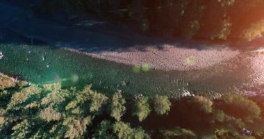 Güneşli yaz sabahında temiz ve taze bir dağ nehri üzerinde uçuşun ortasındayız. Dikey hareket