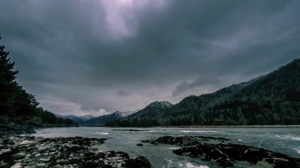 Tiro de lapso de tiempo de un río cerca del bosque de montaña. Grandes rocas y veladas de nubes rápidas. — Vídeos de Stock