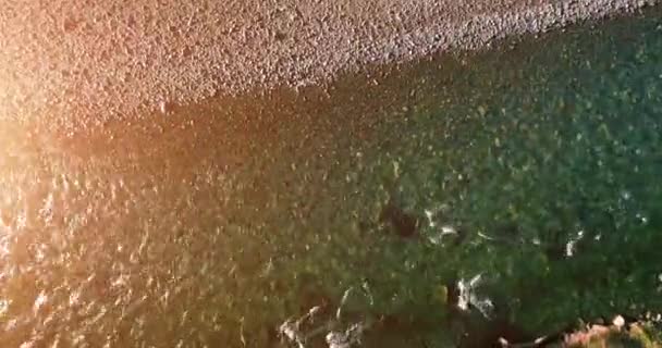 Midden in de lucht vlucht over frisse en schone bergrivier op zonnige zomerochtend. Verticale beweging — Stockvideo