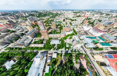 Kesişen yollar, evler, binalar, parklar ve otoparklar olan havacılık şehri manzarası. Güneşli yaz panoramik resmi