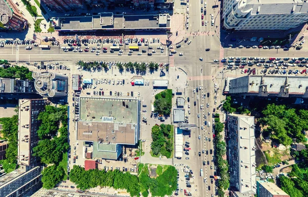 Vista aérea de la ciudad. Paisaje urbano. Disparo de helicóptero. Imagen panorámica. — Foto de Stock