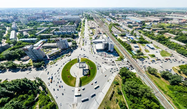 Yolları, evleri ve binaları olan havacılık şehri manzarası.