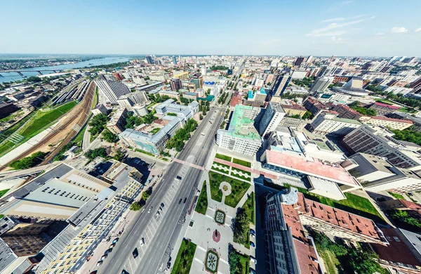 Kesişen yollar, evler, binalar, parklar ve otoparklar olan havacılık şehri manzarası. Güneşli yaz panoramik resmi — Stok fotoğraf