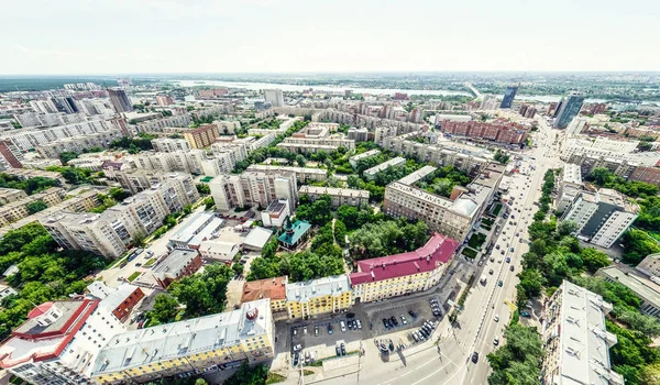 Kesişen yollar, evler, binalar, parklar ve otoparklar olan havacılık şehri manzarası. Güneşli yaz panoramik resmi