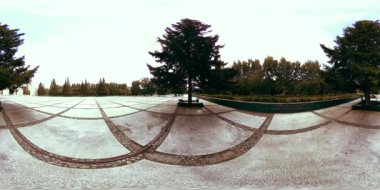 Bir şehir parkının UHD 4K 360 VR Sanal Gerçekliği. Sonbaharda ya da yaz gününde ağaçlar ve yeşil çimenler