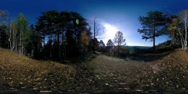 4k Sonbahar zaman bir güzel dağ sahnenin 360 Vr sanal gerçeklik. Vahşi Rus dağlar ve turist adam.