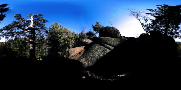 4K 360 VR Realidade virtual de uma bela cena de montanha no outono. Montanhas siberianas selvagens. — Vídeo de Stock