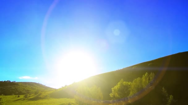 4K UHD montaña prado timelapse en el verano. Nubes, árboles, hierba verde y rayos de sol movimiento. — Vídeos de Stock