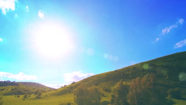 4K UHD bergweide tijdspanne in de zomer. Wolken, bomen, groen gras en zonnestralen. — Stockvideo