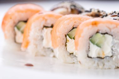 Japon Gıda Restoran, sushi maki gunkan rulo levha veya plakalı ayarlayın. Sushi seti ve kompozisyon