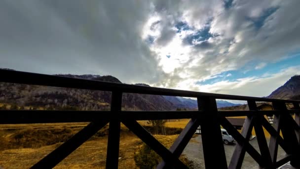 Timelapse de valla de madera en la terraza alta en el paisaje de montaña con nubes. Movimiento deslizante horizontal — Vídeo de stock