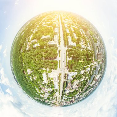 Kesişen yollar, evler, binalar, parklar ve otoparklar olan havacılık şehri manzarası. Güneşli yaz panoramik resmi