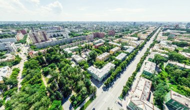 Kesişen yollar, evler, binalar, parklar ve otoparklar olan havacılık şehri manzarası. Güneşli yaz panoramik resmi
