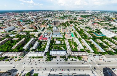 Kesişen yollar, evler, binalar, parklar ve otoparklar olan havacılık şehri manzarası. Güneşli yaz panoramik resmi