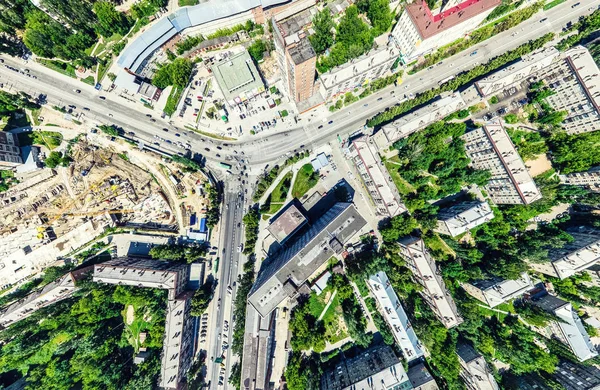 Vue aérienne de la ville avec carrefour et routes, maisons, bâtiments, parcs et parkings. Image panoramique ensoleillée d'été — Photo