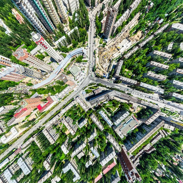 Vista aérea da cidade com encruzilhada e estradas, casas, edifícios, parques e estacionamentos. Verão ensolarado imagem panorâmica — Fotografia de Stock