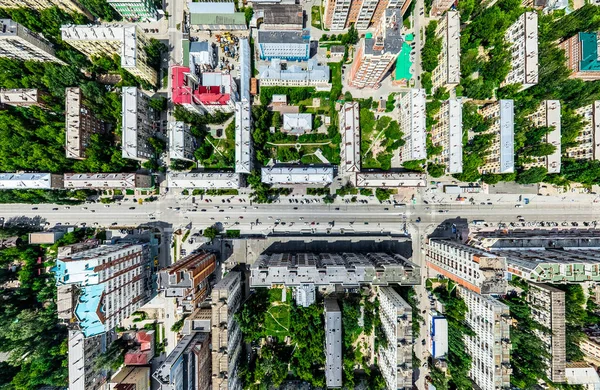 Luftaufnahme der Stadt mit Kreuzungen und Straßen, Häusern, Gebäuden, Parks und Parkplätzen. Sonniges Sommerpanorama — Stockfoto