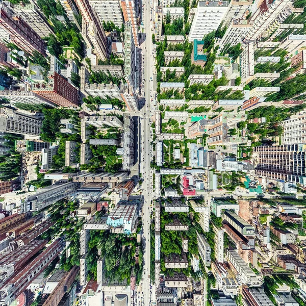 Vue aérienne de la ville avec carrefour et routes, maisons, bâtiments, parcs et parkings. Image panoramique ensoleillée d'été — Photo