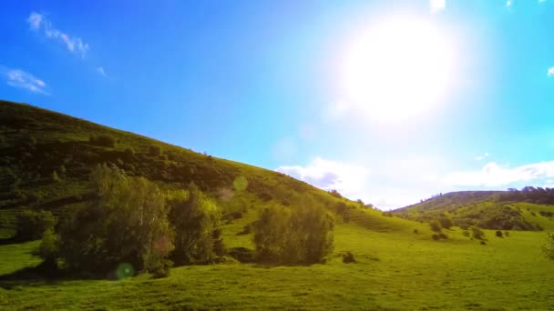 Yaz aylarında dağdaki çayır zaman çizelgesi. Bulutlar, ağaçlar, yeşil çimenler ve güneş ışınları hareketi. — Stok video