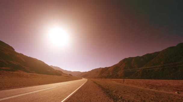 Timelapse strada di montagna al tramonto estivo o autunnale alba. Natura selvaggia e campo rurale. — Video Stock