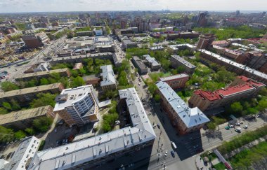 Kesişen yollar ve yollar olan havacılık şehri manzarası, binalar. Helikopter vuruldu. Panoramik resim.