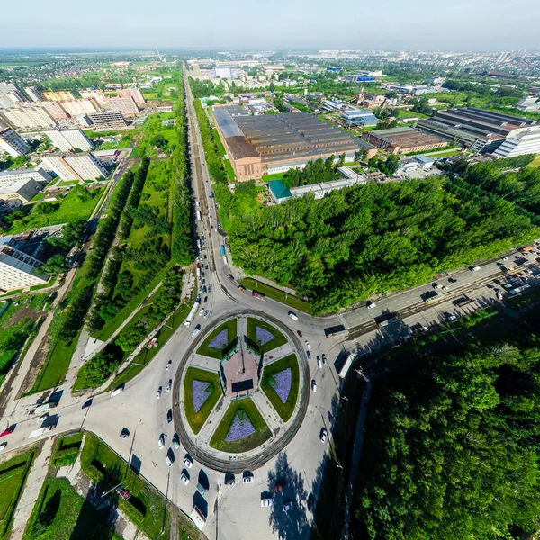 Vista aérea de la ciudad con encrucijadas y caminos, alberga edificios. Disparo de helicóptero. Imagen panorámica. — Foto de Stock