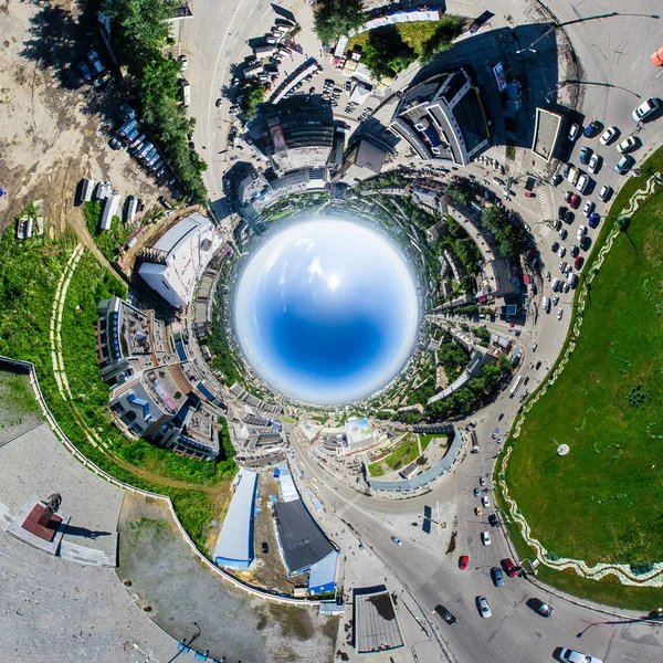 Kesişen yollar ve yollar olan havacılık şehri manzarası, binalar. Helikopter vuruldu. Panoramik resim.