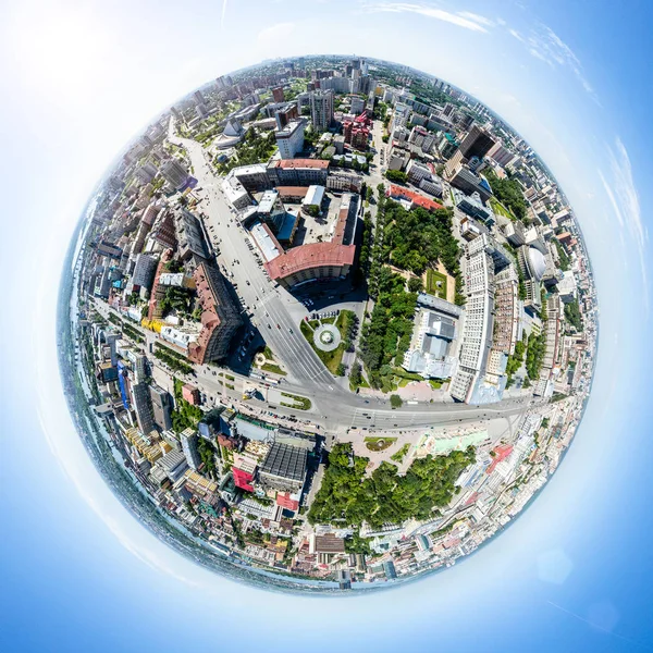 Vista aérea de la ciudad con carreteras, casas y edificios. —  Fotos de Stock