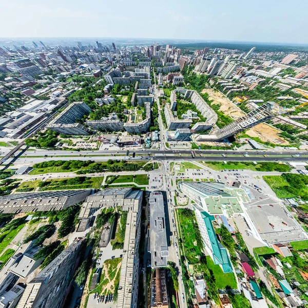 Kesişen yollar, evler, binalar, parklar ve otoparklar olan havacılık şehri manzarası. Güneşli yaz panoramik resmi