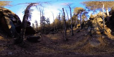 4K 360 VR sonbahar zamanındaki güzel bir dağ manzarasının sanal gerçekliği. Vahşi Sibirya Dağları.