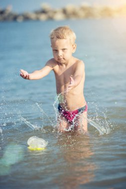 Maske ve palet kum tropikal plaj dalış için güzel bir küçük çocuk.