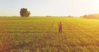 Alçak irtifa drone uçuş mükemmel asfalt yol, sportif kadının önünde