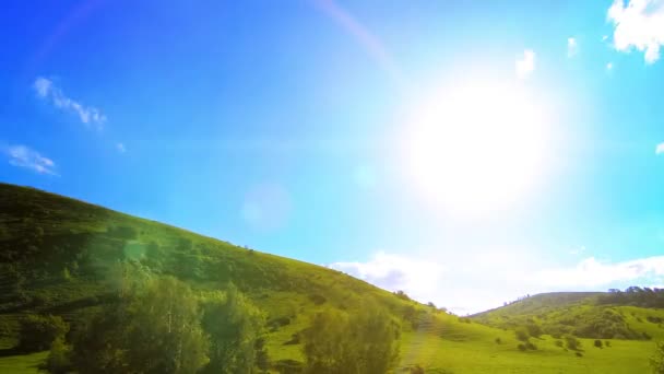 4K UHD bergweide tijdspanne in de zomer. Wolken, bomen, groen gras en zonnestralen. — Stockvideo